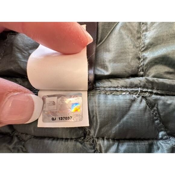 "THE NORTH FACE" Grn Camo Mens Jacket SZ M  Coat Puffer Travel Pocket Storage - Picture 8 of 13